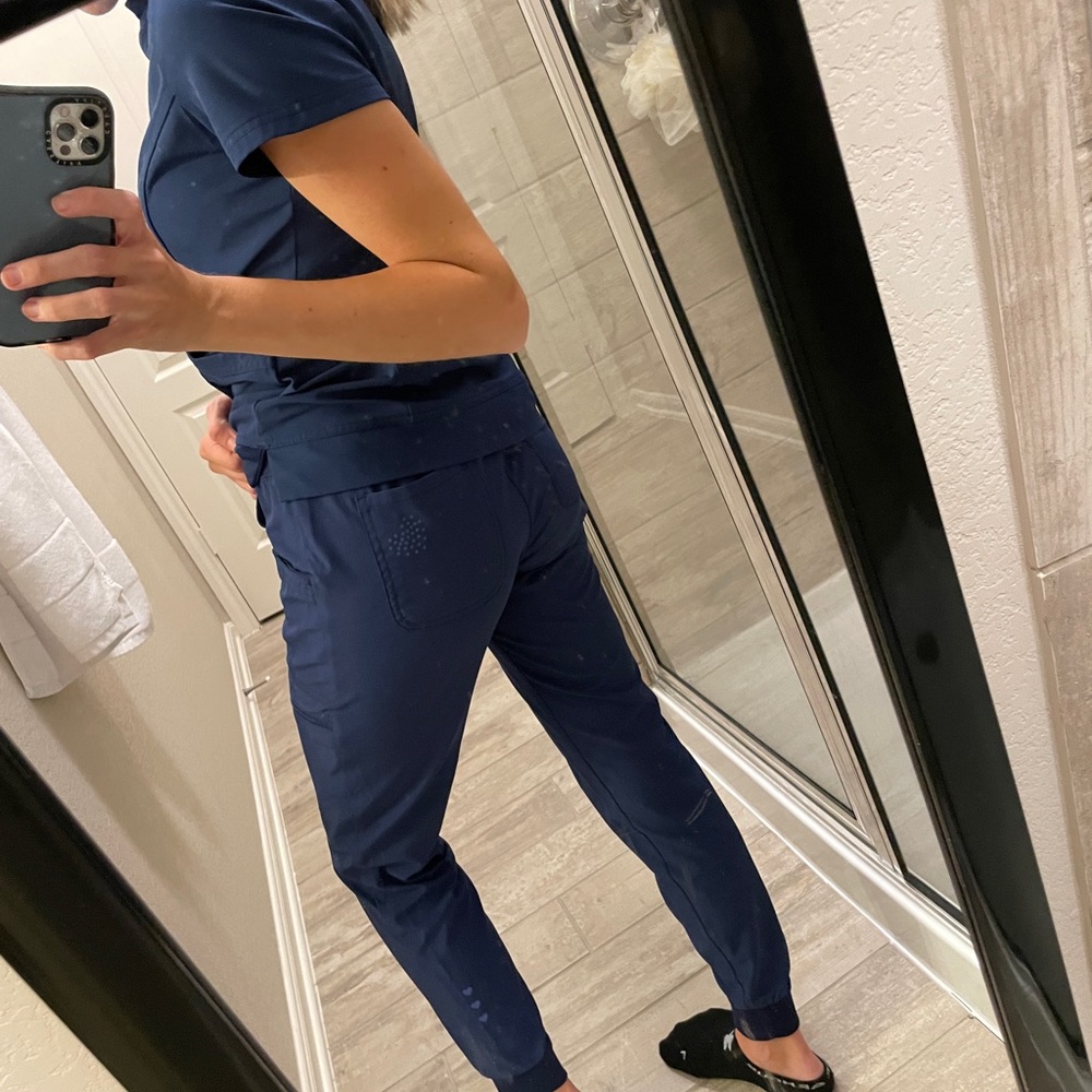 Scrubs - Picture 2 of 4